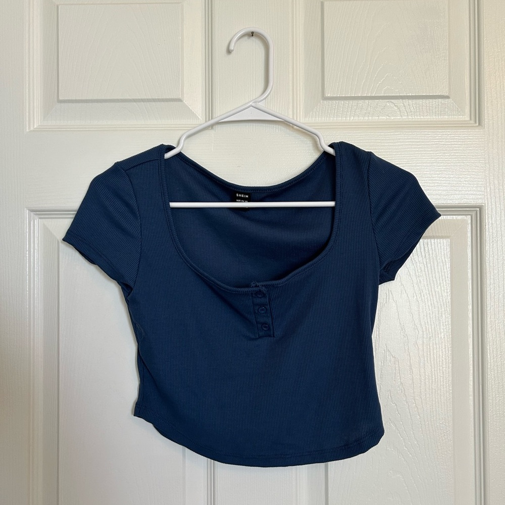 Ribbed crop top with three button in front